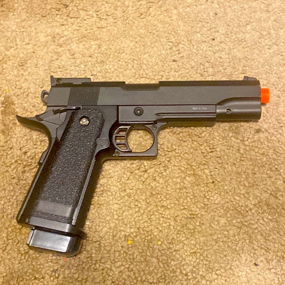 UKARMS G6 spring loaded airsoft pistol - Picture 2 of 3